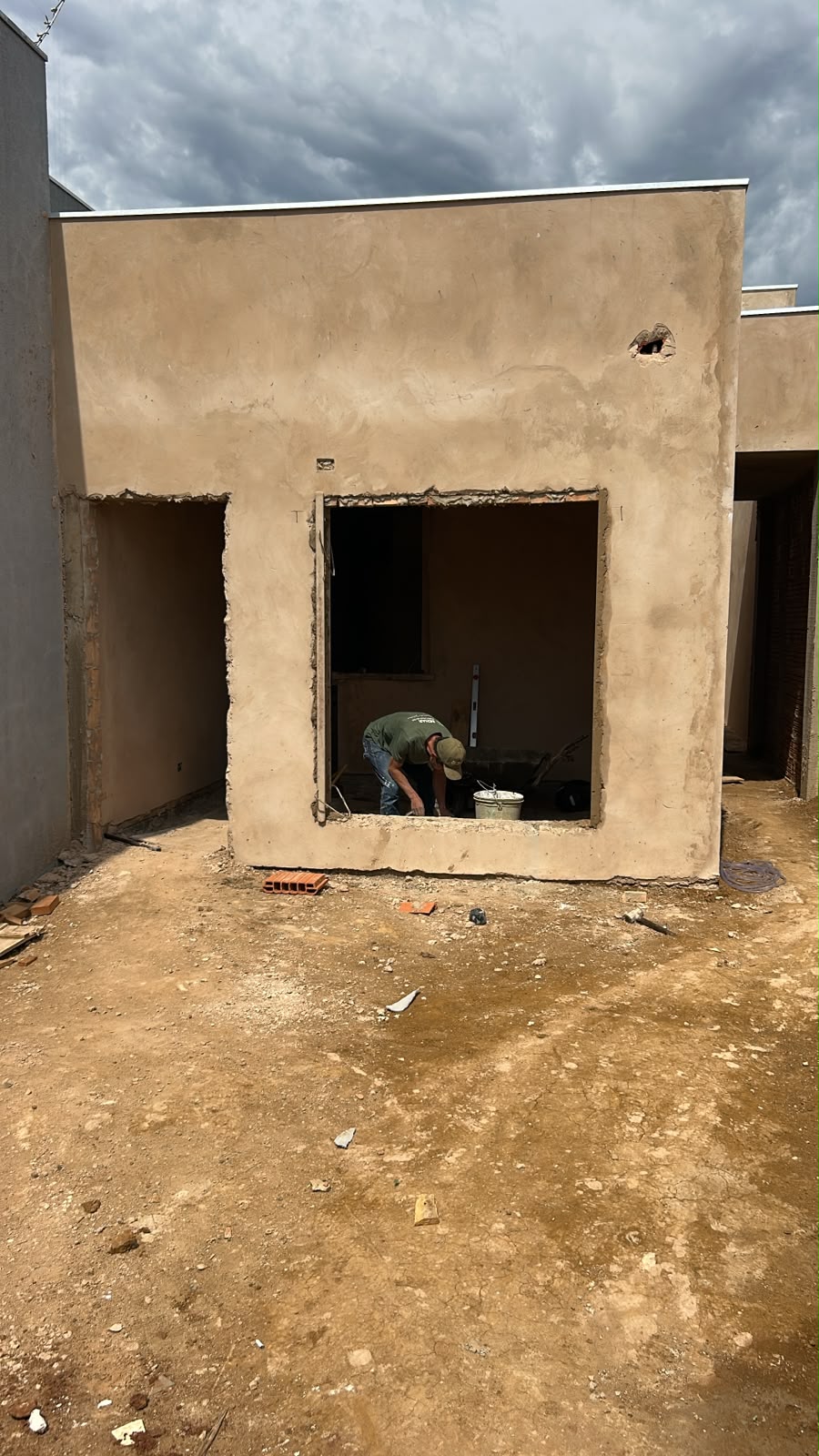 Fachada de unidade em construção no condomínio de casas em Figueiras do Parque