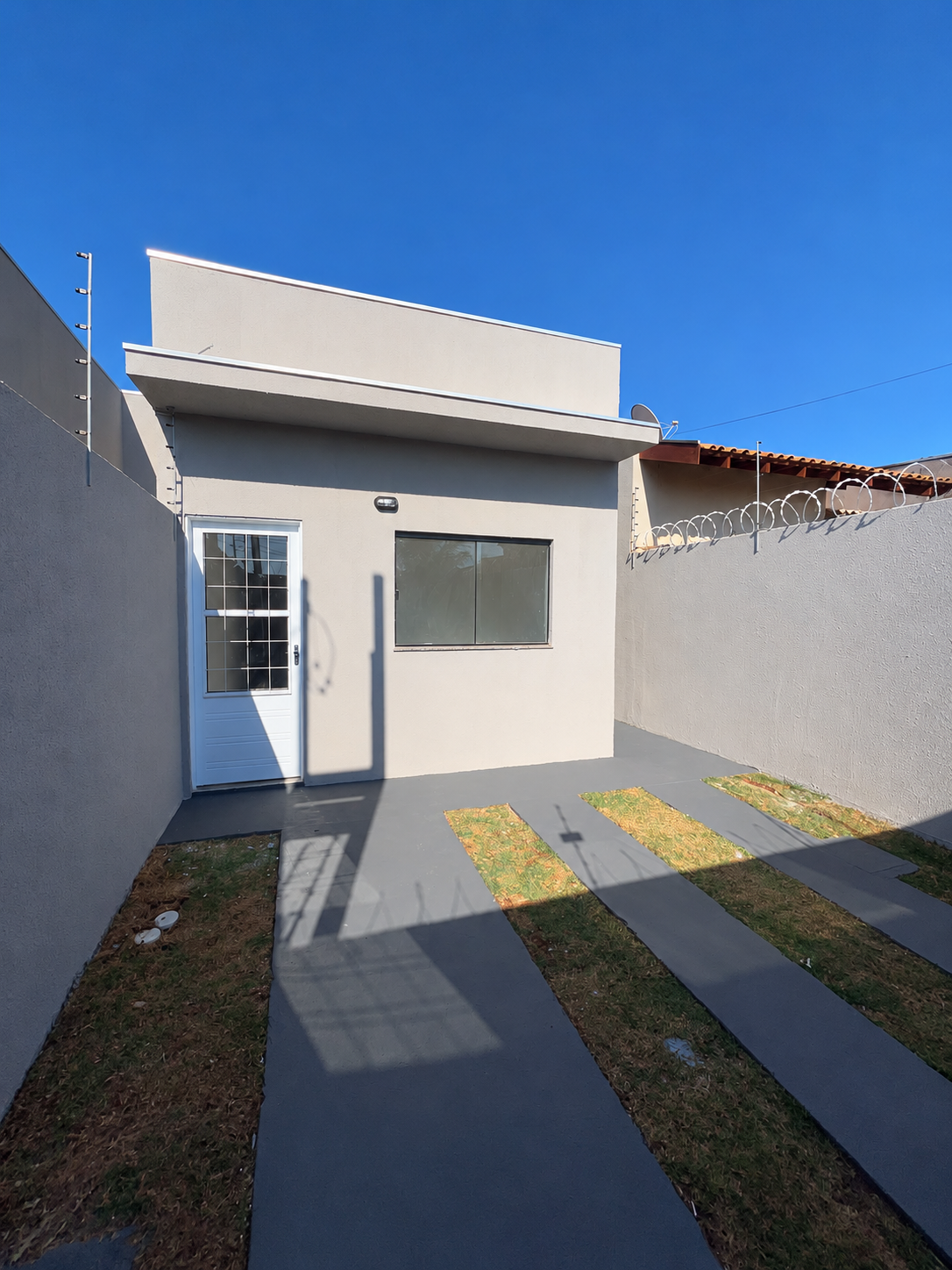 Fachada da casa individual — obra HABFOR